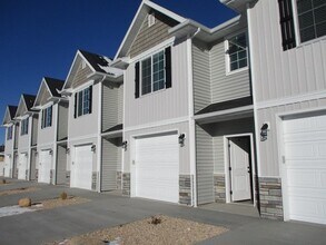 Building Photo - **Move-In Discount** 3 Bed 2.5 Bath -Newer...