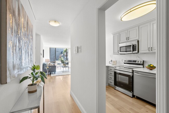 Building Photo - BEAUTIFULLY REMODELED CATHEDRAL HILL CONDO...