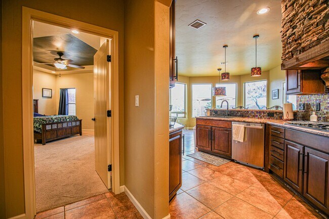 Building Photo - Beautiful 4 Bed 2 Bath - Dogs Allowed!