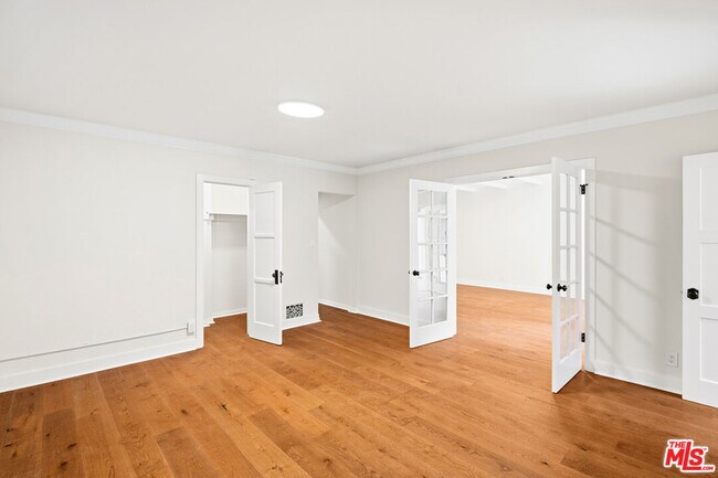 Building Photo - 10309 La Grange Ave