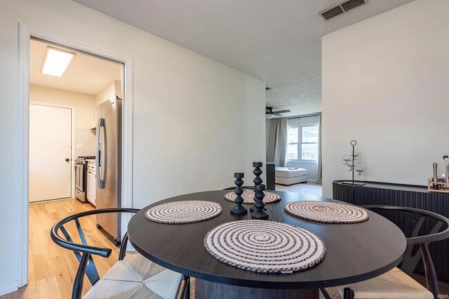 Building Photo - Available Now!  3BR 2BA Southside Neighborhood.