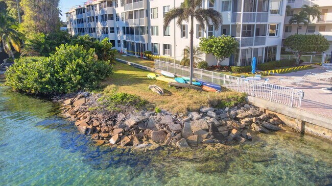 Building Photo - 1810 New Palm Way