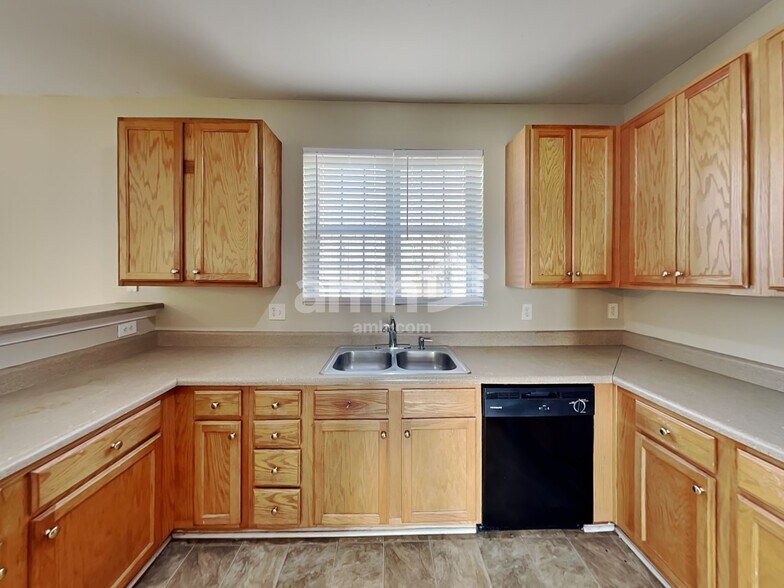 Building Photo - 9740 Lakemoore Cv