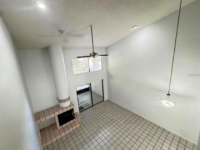 Building Photo - 497 Club Dr