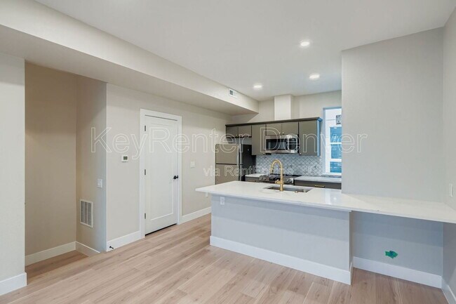 Building Photo - 2208 S Albion St