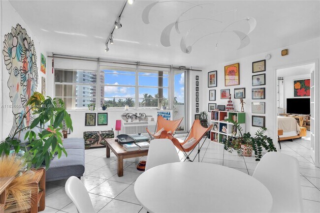 Building Photo - 5313 Collins Ave
