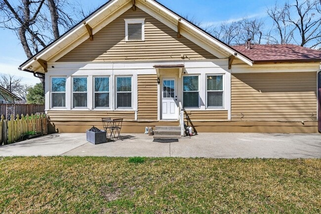 Building Photo - 212 N Grand Ave