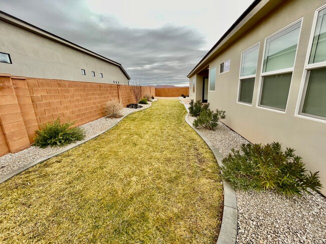 Building Photo - Lovely Four-Bedroom in Ivins with 3-Car Garage and Small RV parking Has Lots of Upgrades