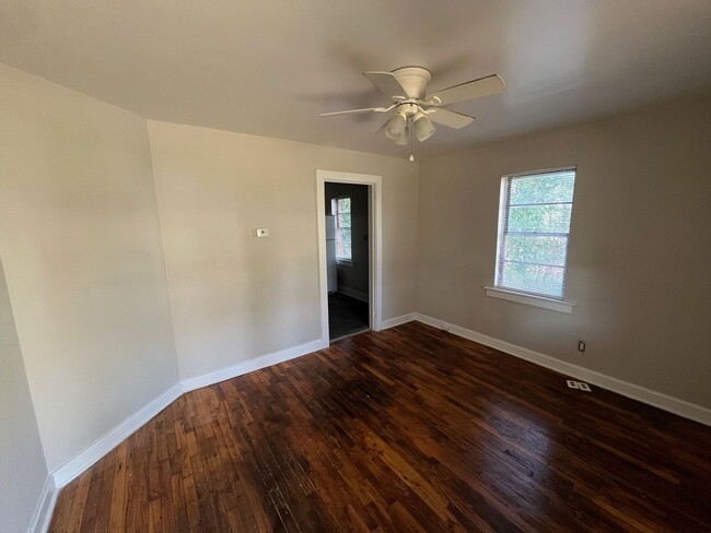 Building Photo - Spacious 2bedroom Duplex $500.00 off first...