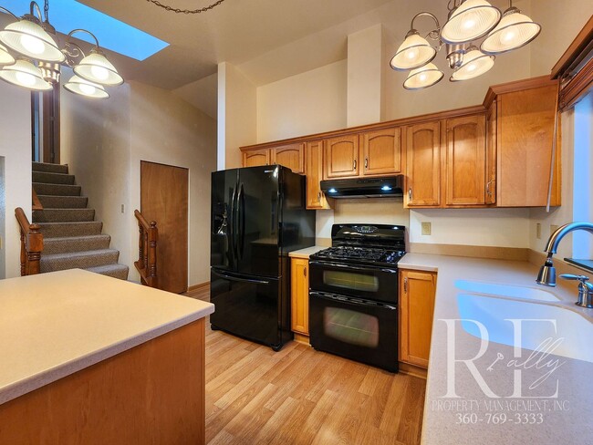 Building Photo - Spacious Silverdale Tri-Level with Hot Tub & Stylish Kitchen