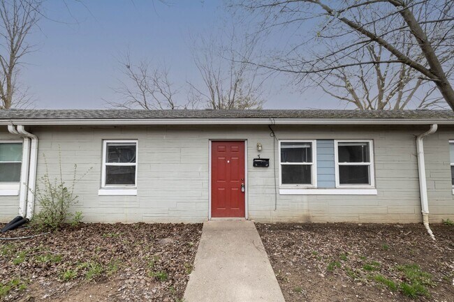 Building Photo - 2 Bed, 1 Bath Pet-Friendly Apartment with Shared Yard