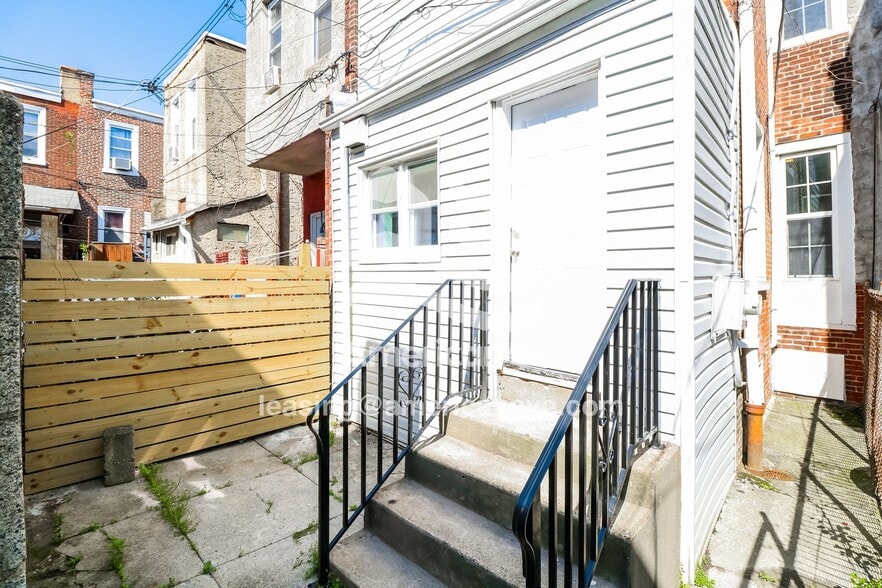 Building Photo - 552 N Wanamaker St
