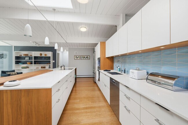 Building Photo - Beautifully Remodeled, Furnished 3 Bed + Office, 2 Bath Home- Available Short Term Only!