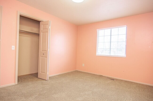 Building Photo - Really Nice 4 bedroom 3 Bath Home on Spacious Lot!