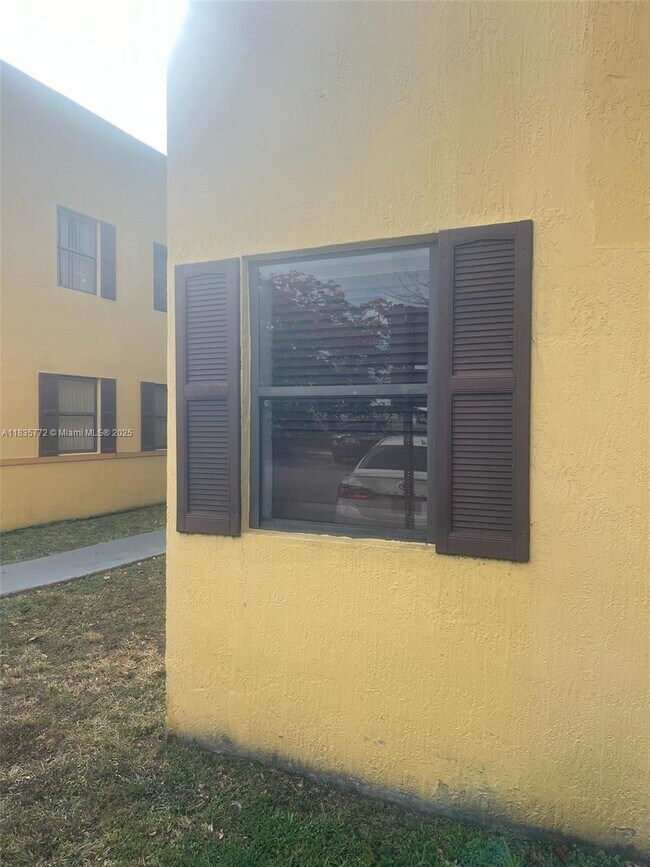 Building Photo - 636 NW 114th Ave
