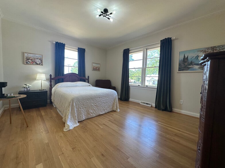 Building Photo - 305 S Laurel St