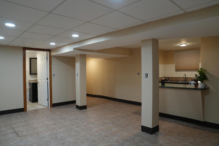Building Photo - 6115 N Meade Ave