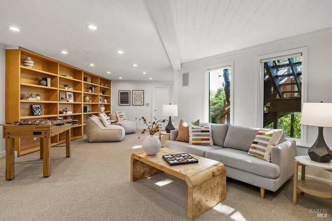 Building Photo - 1100 Bayhills Dr