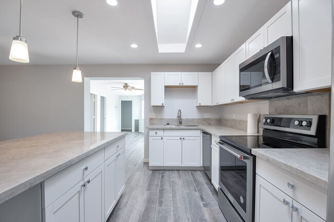 Building Photo - 6-Bedroom Tempe Home with Private Pool, Garage & Ideal Location