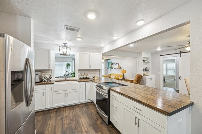 Building Photo - 711 S Tesch St