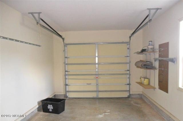 Building Photo - "Cozy Coastal Living: Charming 2-Bed, 2-Ba...