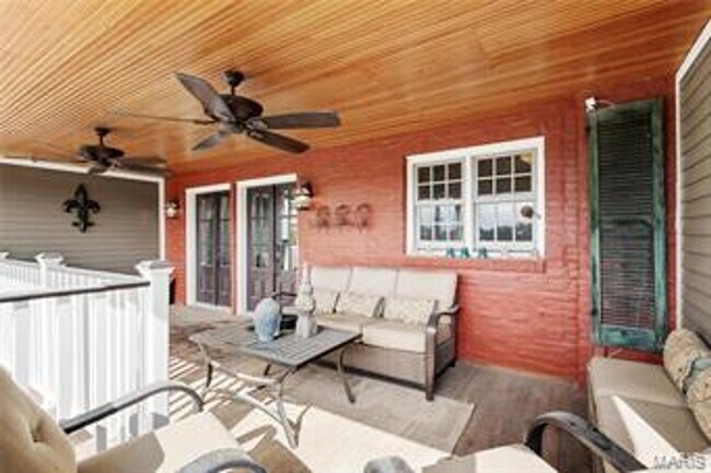Building Photo - Beautiful 2 bedroom/ 2 bathroom apartment located right on Historic Main Street in St. Charles.