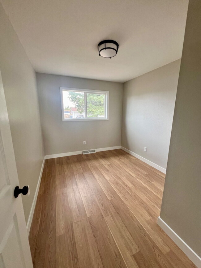 Building Photo - 5002 Maple Way