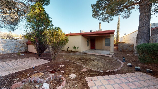 Building Photo - 909 Tepic Dr