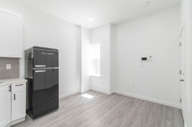 Building Photo - New! Renovated & Modern Apartment