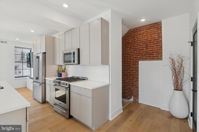 Building Photo - 2141 E Hagert St