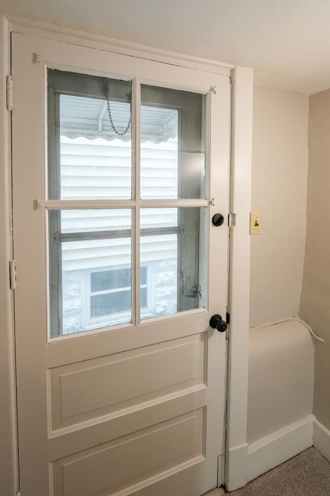 Building Photo - Check out this gem in Schnitzelburg!!