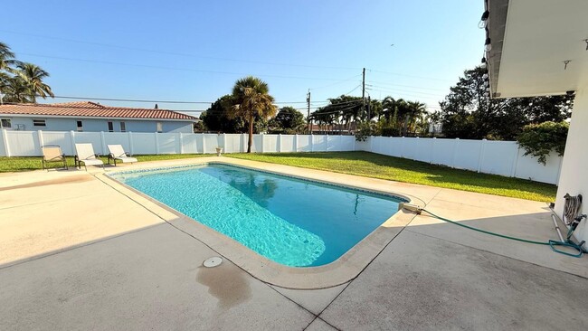 Building Photo - 4000 NW 3rd Ave