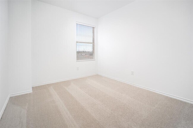 Building Photo - 2023 Delphine Dr