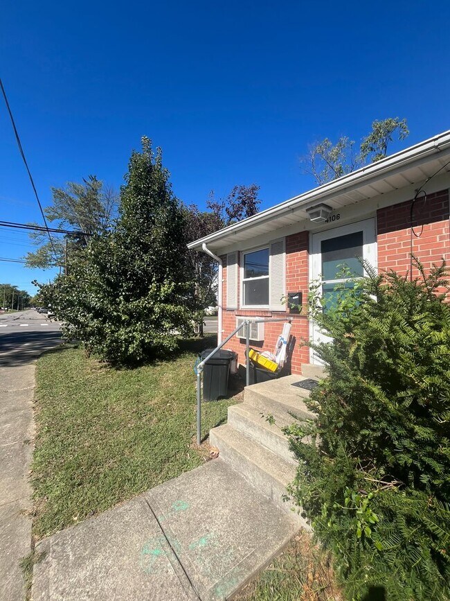 Primary Photo - One Bedroom In Deer Park!