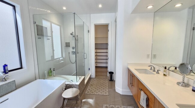 Building Photo - 237 1st St