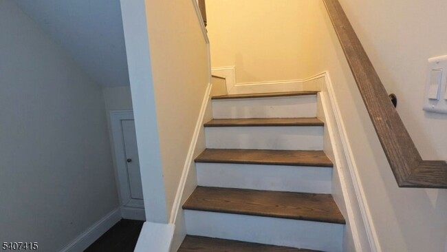 Building Photo - 7 Maple St