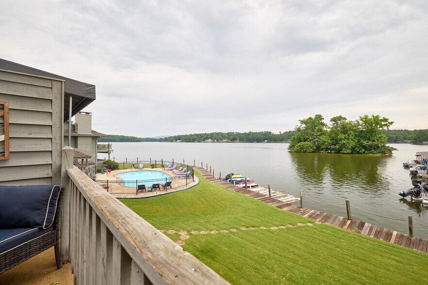 Building Photo - 400 Farr Shores Dr