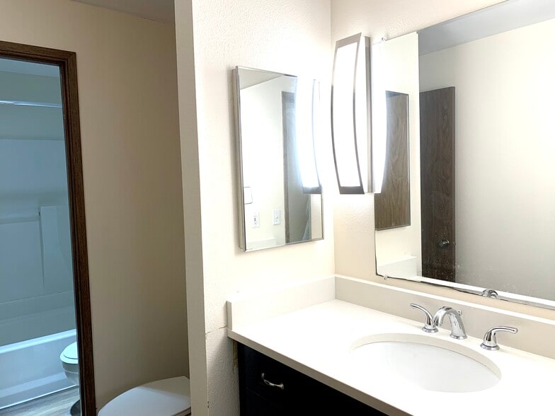 bathroom - 9350 Redmond Woodinville Rd NE