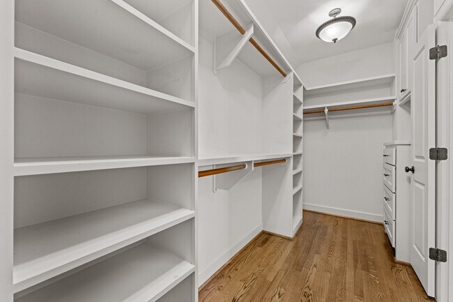 Building Photo - 836 E 24th St