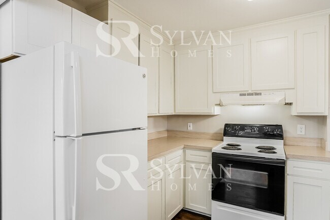 Building Photo - Lovely 3BR 1.5BA home