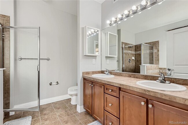 Building Photo - Remodeled top floor penthouse ,corner unit with stunning views!