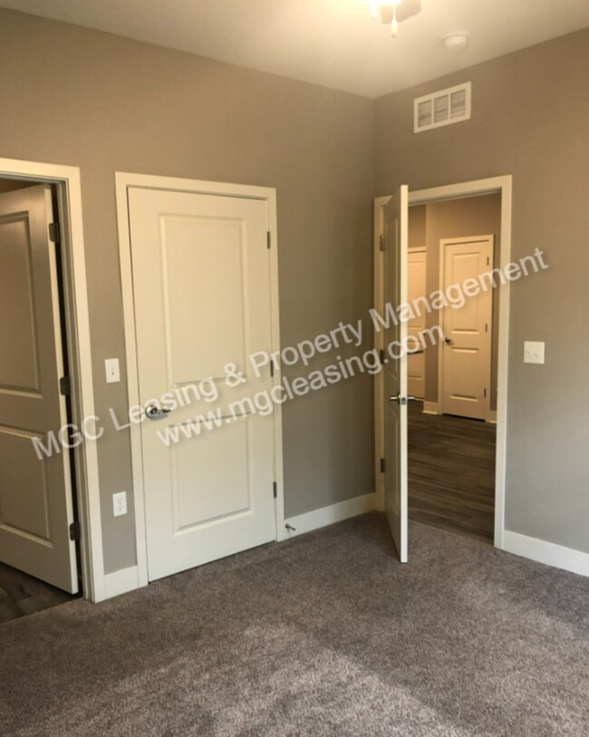 Building Photo - 1 Bedroom Luxury Apartment in the Northland of KCMO