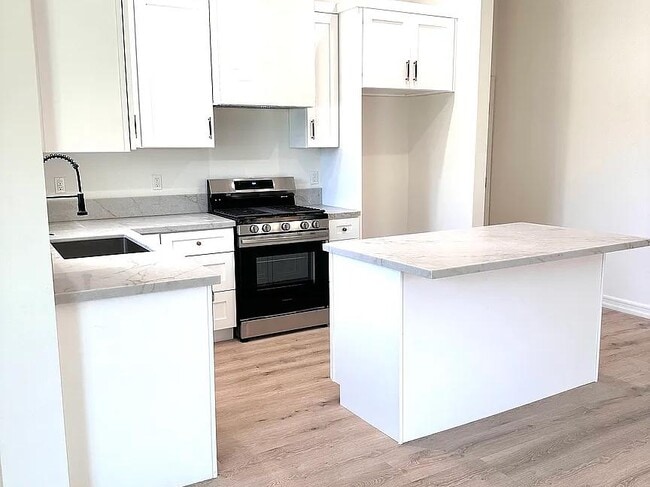 Building Photo - 1675 University Dr