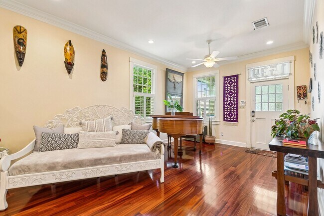 Building Photo - Gorgeous 3BD/3BA with Courtyard