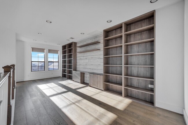 Building Photo - 9623 Towne Lake Pkwy