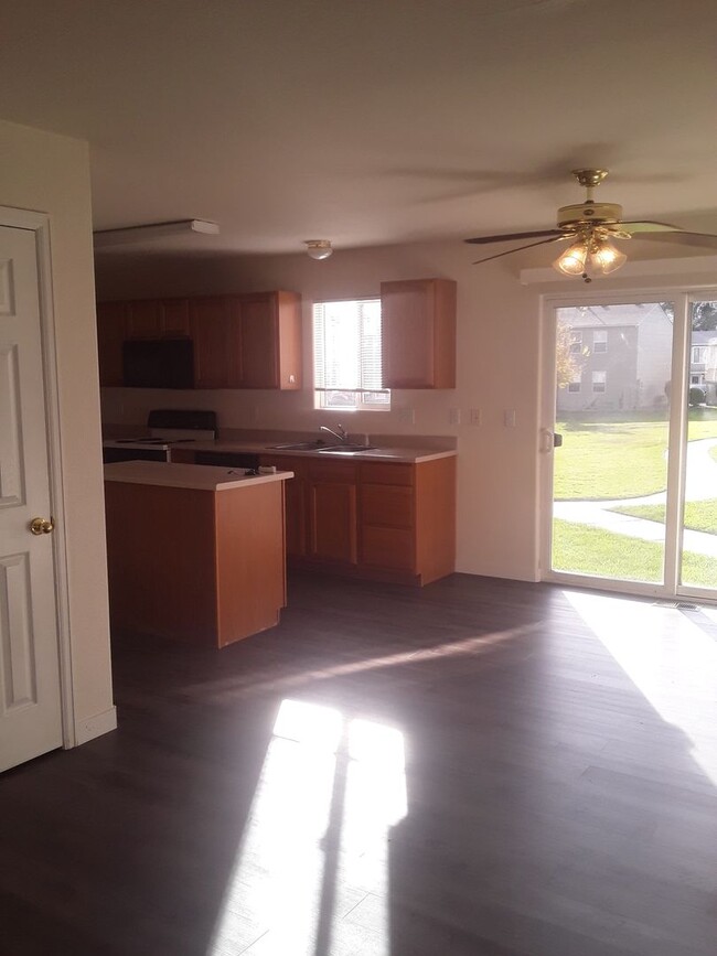 Building Photo - Spacious 2 Bedroom Condo w/ Great Layout!!