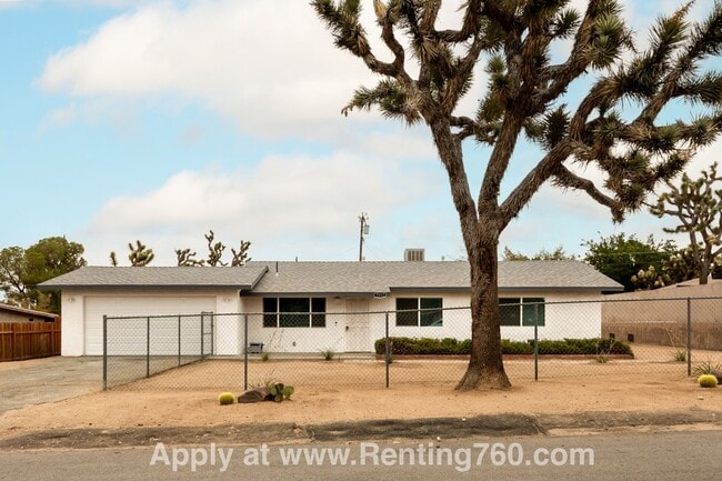 Primary Photo - Updated 3 Bed 2 Bath Home Centrally Located!!