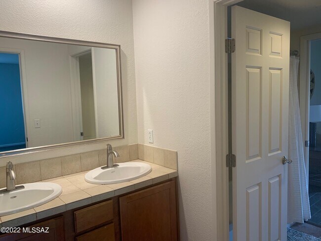 Building Photo - 5051 N Sabino Canyon Rd