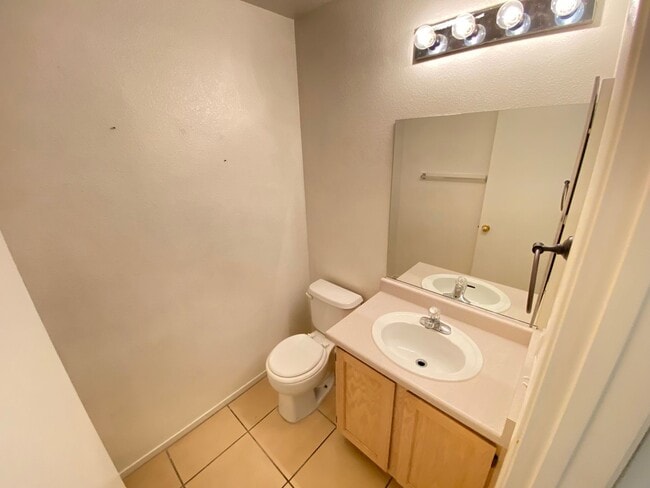 Building Photo - Charming 2Bed/3Bath/w/Garage, Home located in Summerlin