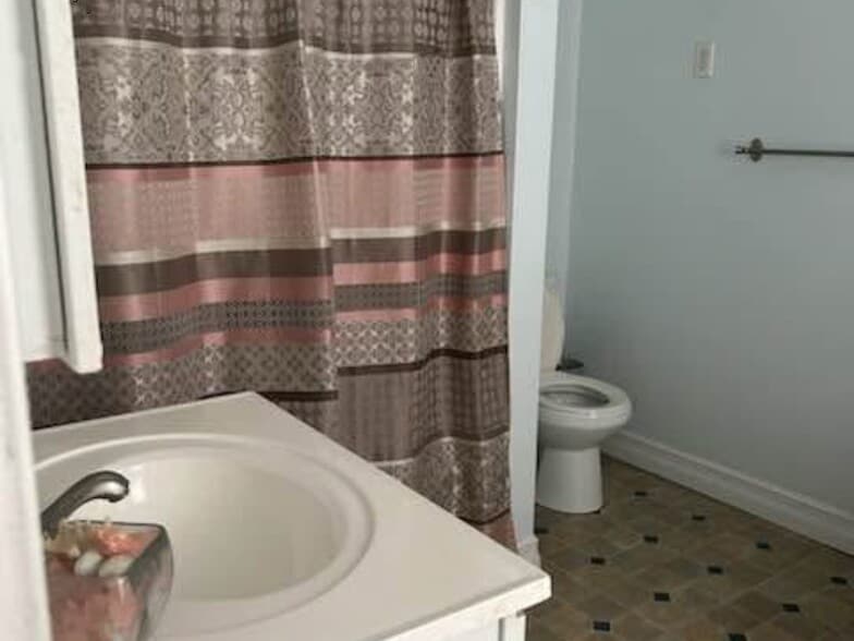Roomy bathroom - 521 Curtis St